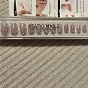 Static Nails Iridescent Reusable Pop-On Manicure Round Shape